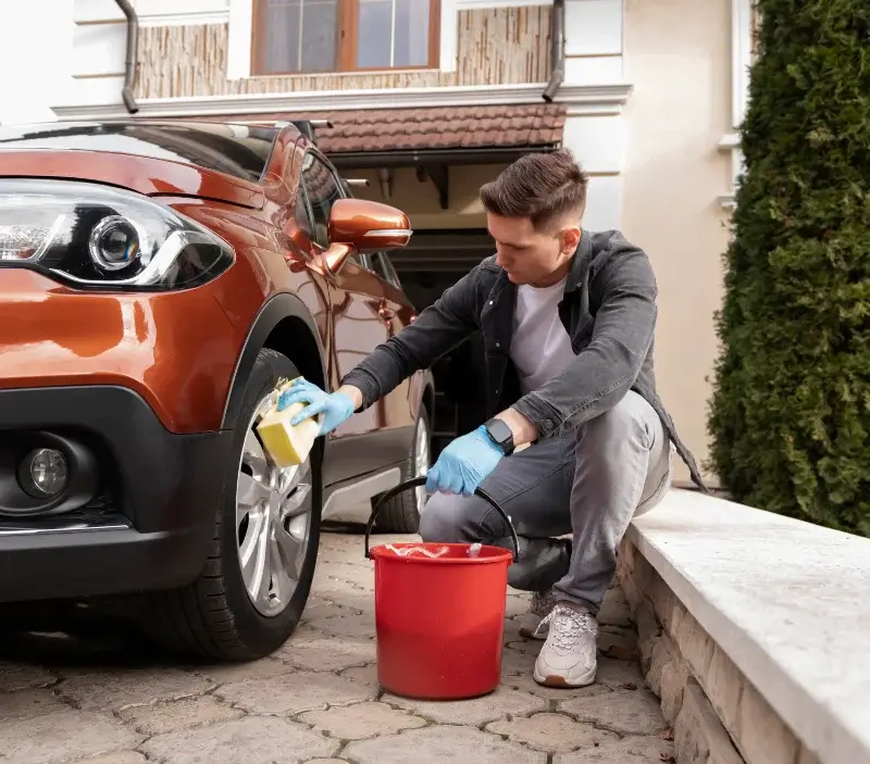Lavage auto à domicile Le Conquet : professionnel intervenant sur un véhicule